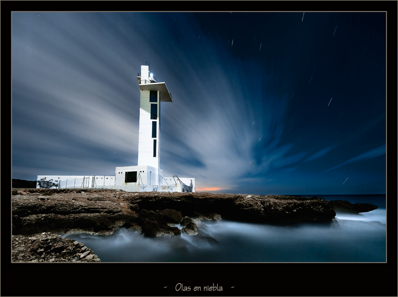 Faro Cala Mundina - Olas en niebla.