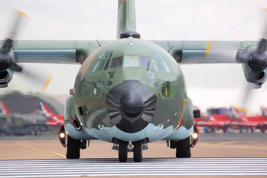 صور طائرات النقل والشحن الجزائرية [ C-130H/H30  /  Hercules ]  3752407251_ab9033132f_b