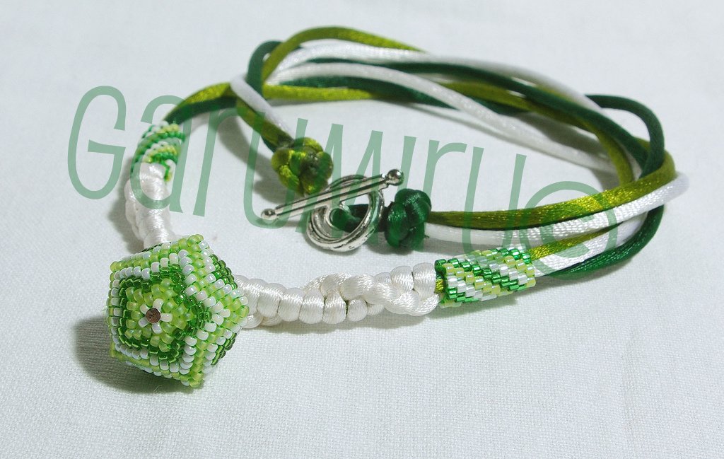 collar  con bola tonos verdes 3147716085_93204e6cfe_o