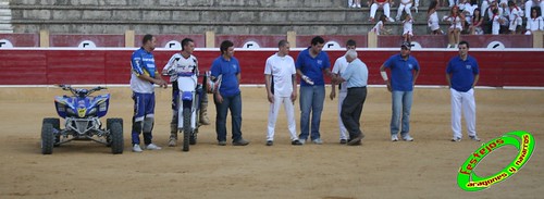 Cintruenigo (Navarra) 11-09-09 despedida de Jose Luis Pejenaute, exhicion de saltos, moto, quad y anillas, ganaderia Santos Zapateria (Valtierra, Navarra) 3926933002_1242697ce7