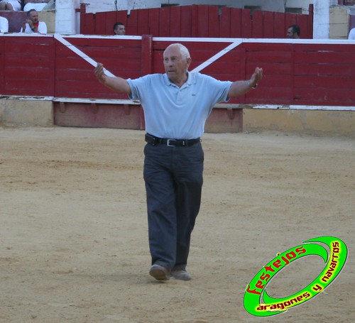 Cintruenigo (Navarra) 11-09-09 despedida de Jose Luis Pejenaute, exhicion de saltos, moto, quad y anillas, ganaderia Santos Zapateria (Valtierra, Navarra) 3926861944_e98f5b5122