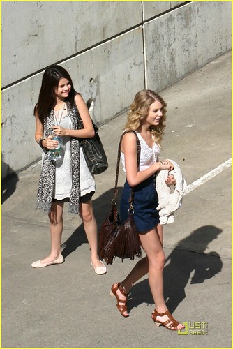 selsna gomez and taylor swift 3544347728_c5de4d7d50