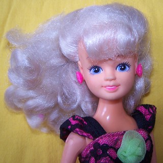 Perruque à crinière blonde des années 80 dans une boîte