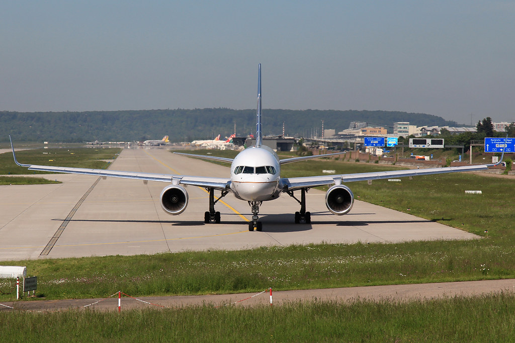 STR/EDDS Flughafen Stuttgart 8880096298_b3af6fc885_b