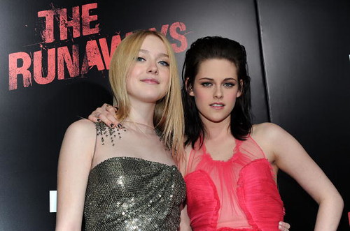 kristen .. dakota .. y taylor en la premiere de THE RUNAWAYS !! 4425747057_7033f8f22f