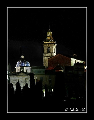 Vilanova nocturna calvari i campanar