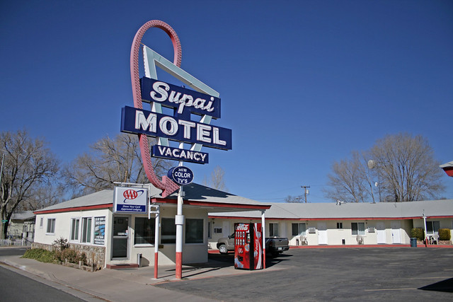 Motel           4340893329_c415337de9_z