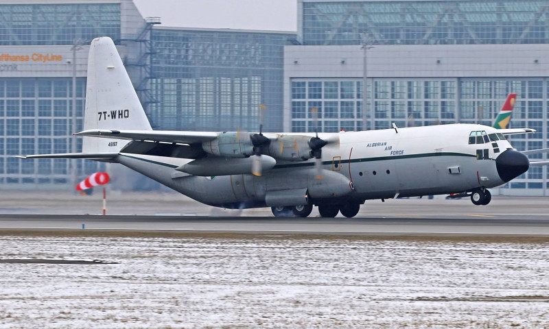 صور طائرات النقل والشحن الجزائرية [ C-130H/H30  /  Hercules ]  - صفحة 22 25717001347_23a2c3ee07_b