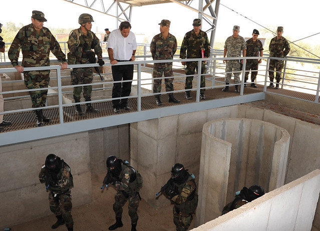 FUERZAS ARMADAS DE CHILE - Página 4 5427591391_5ebc24fefe_z