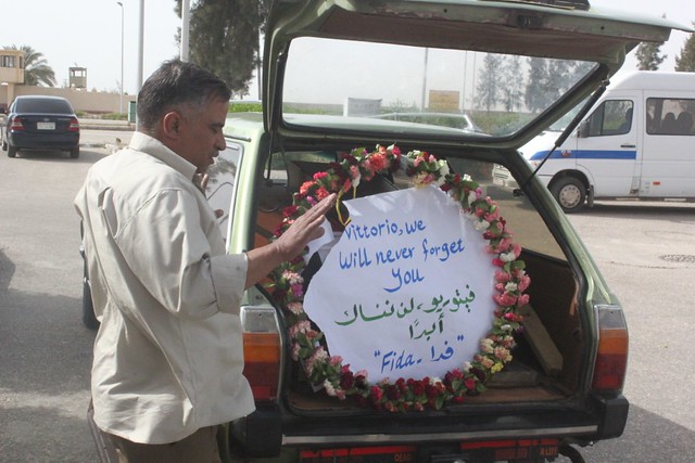 |◄شاهد بالصور جثمان الايطالى فيتوريو اريغونى الواصل لمعبر رفح البرى|18/04/2011  5632019765_cb304b3828_z