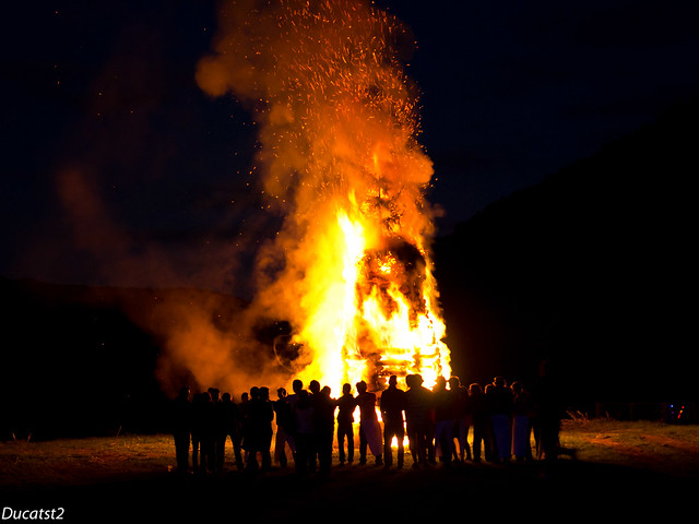 Bûcher de la St Jean, tradition locale  N°1 5875832713_c44c75a9e4_z