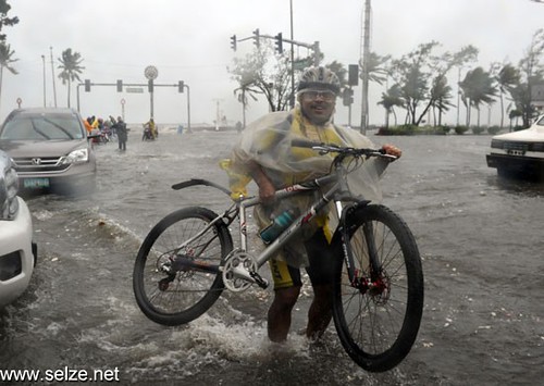 بالصور الشعب الفلبينى يغرق فى الفيضانات 6190837295_533902b401