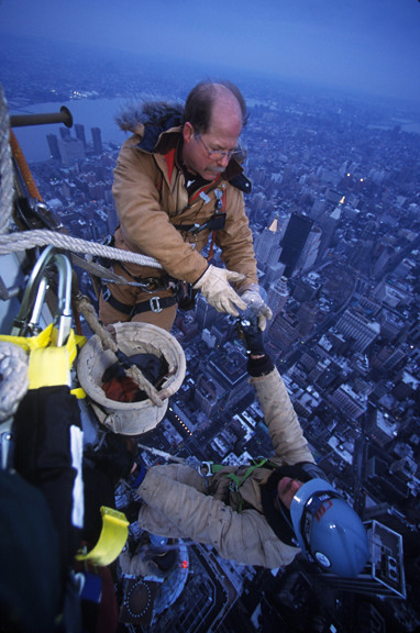 Cambiando la bombilla mas alta del Empire State Building. 6238419068_0091a0d4c0_z