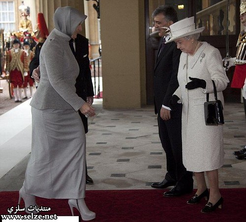 صور الملكة إليزابيث معجبة بحذاء زوجة الرئيس التركي عبد اللّه غول 6407793701_4118c7e3aa