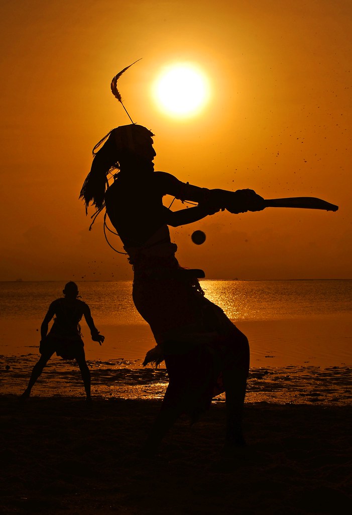 I “guerrieri masai” si allenano sulla spiaggia al tramonto 6959246093_2b0e2ba404_b