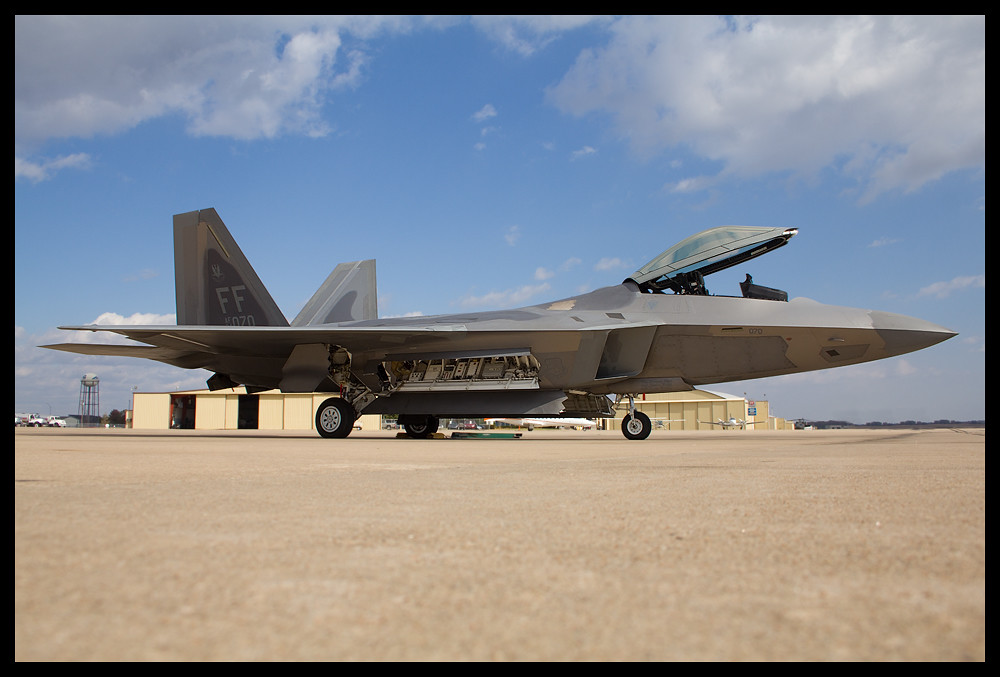 F-22 Raptor - Page 17 8159766771_2722501109_b