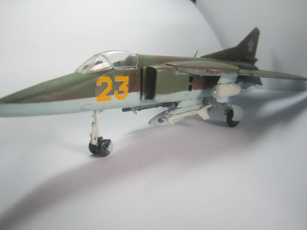 [1/72] MiG-27 (Academy) 6410635681_93401e1557_b