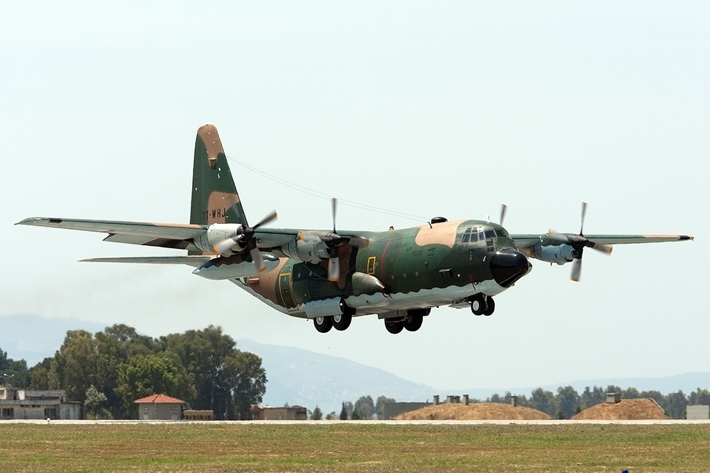 صور طائرات النقل والشحن الجزائرية [ C-130H/H30  /  Hercules ]  7034230557_dd284893a7_o