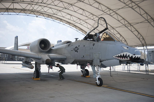  Fairchild Republic A-10 Thunderbolt II  (Avión monoplaza de apoyo cercano y de ataque al suelo)  - Página 3 7160396117_8d70186595_z