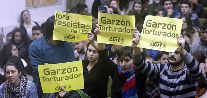 Revientan dos charlas de Baltasar Garzón en la Universidade de Santiago al grito de «fascista» 12503565954_9ec80bbd43_o