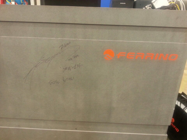 [Pics] Jang Keun Suk autograph at FERRINO Gimpo Airport 11520989284_467f88459a_o