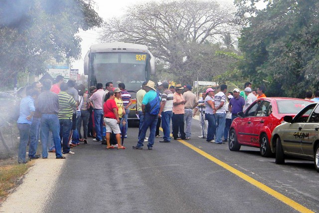 Miles de personas bloqueadas en la México-Zihuatanejo, por bloqueo de autodefensas 9102019876_a098d3de69_b