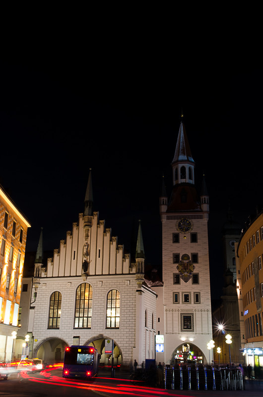 Munich bâtiment et tour blanche by night... 8139035376_dcbf876d7e_c