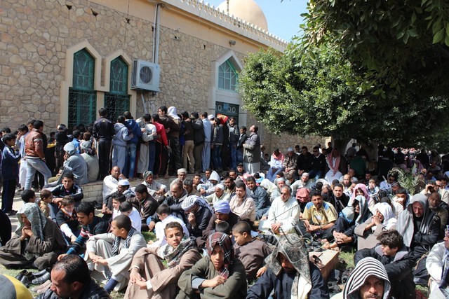 |• بالصور أهالى سيناء يتوافدون على الفواخرية لسماع خطبة محمد حسان|01|3|2013 8517508303_cac000b359_z