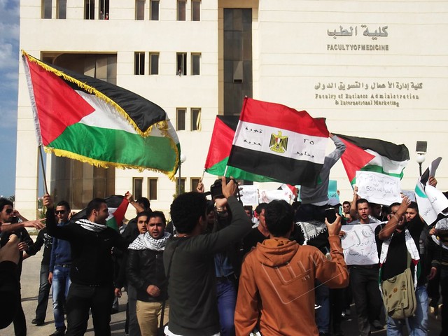 |• بالصور طلاب جامعة سيناء يتظاهرون احتجاجا على القصف الاسرائيلى لغزة|17|11|2012  8193232731_cd14e5c8ae_z