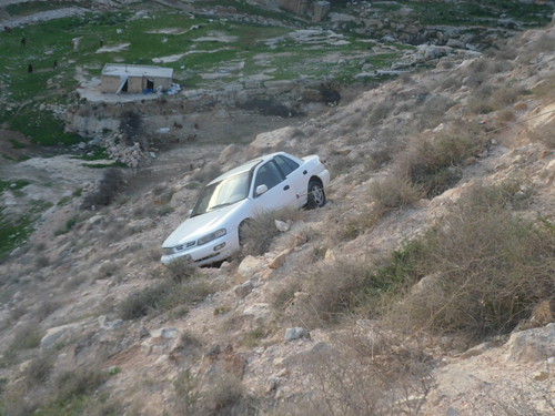 حادث سير مروع في وادي (الموت) سموع في لواء الكورة .. صور 8411048186_6d54c4e6e5