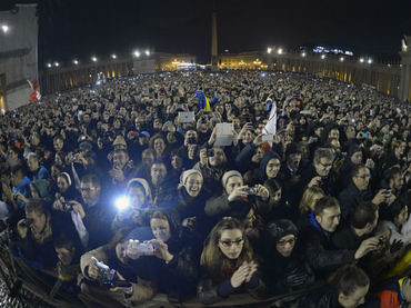 No todos los argentinos celebran al Papa Francisco. Silban en contra de el en acto de presidenta arg 8556329724_7cd295dc83