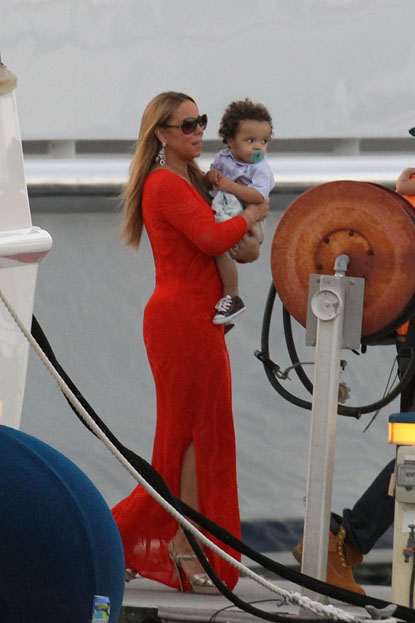 Ces célébrités et leurs mômes - Page 3 04-Mariah-Careys-Australia-Great-Barrier-Reef-Roberto-Cavalli-Red-Pointelle-Knit-Long-Sleeve-Maxi-Dress-and-Gold-YSL-Tribute-Sandals-