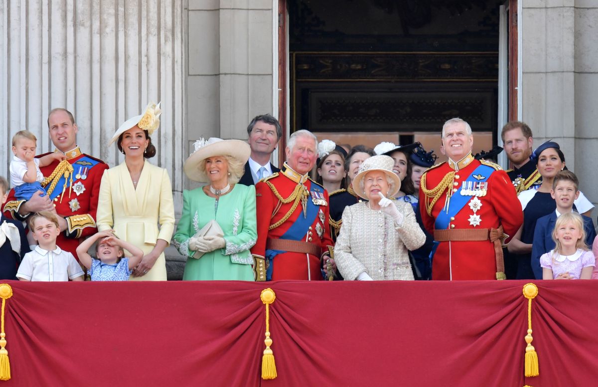 FAMILIA REAL BRITÁNICA Meghan-markle-wore-givenchy-trooping-the-colour-2019-3