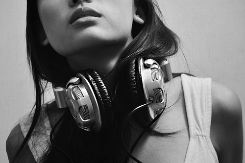 Sa numaram pana la 1000 - Pagina 2 Black-and-white-earphones-fashion-girl-music-Favim.com-43566