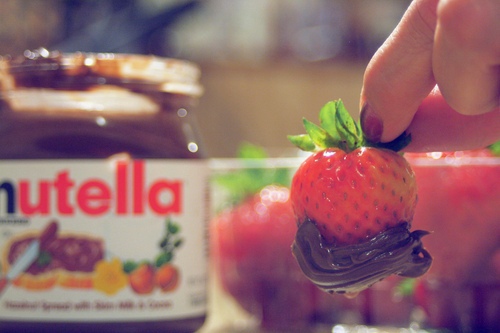 شكولاته توتيلا  Chocolate-food-nutella-strawberry-yummy-Favim.com-42726