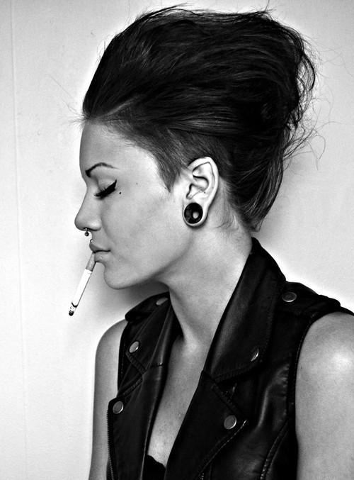 ♛ ◙ Street style outfits ! ◙ ♛ - Faqe 3 Black-cigarette-eyeliner-gauges-medusa-septum-Favim.com-45442