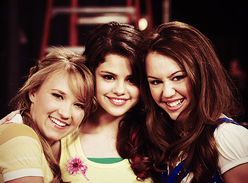 Miley's Fotoalbum Disney-emily-osment-miley-cyrus-old-selena-gomez-Favim.com-48710