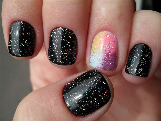 موضه الاظافر الجديده 2012 Black-cute-glitter-kosmos-manicure-nail-art-Favim.com-56344