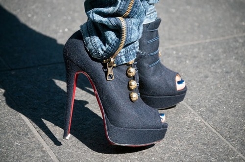 احدث احذيه للنساء 2012 Christian-louboutin-denim-fashion-heels-jeans-louboutin-Favim.com-75248