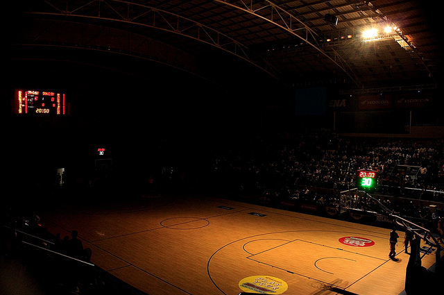 Campo de Basquetebol  Basketball-court-dark-dbl-arena-indonesia-lights-Favim.com-86736