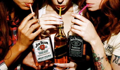 Los Persas tienen un plan "b" para fastidiar a los Spartanos!! Drink-girls-jack-daniels-jim-beam-party-tattoos-Favim.com-93433