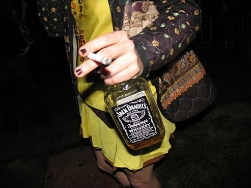 Los Persas tienen un plan "b" para fastidiar a los Spartanos!! Cigarette-dress-drunk-girl-jack-daniels-Favim.com-101041