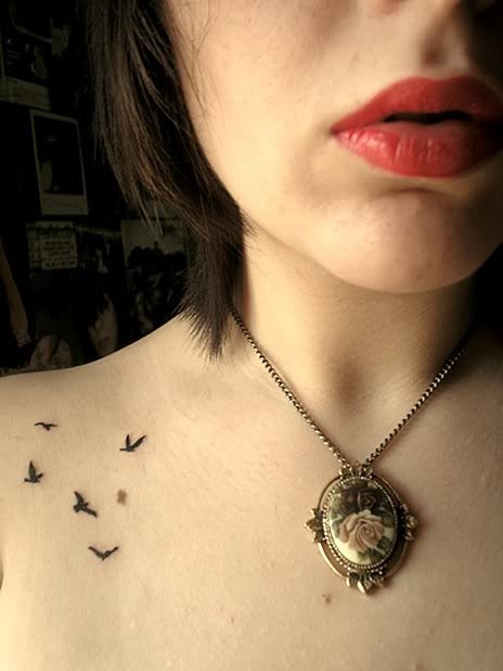 Vos tattoo préférés Bird-girl-lips-necklace-tattoo-Favim.com-112937