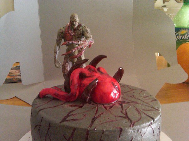 feliz cumpleaños  - Página 2 Resident_evil_tyrant_cake_by_vvleyvv-d47ca9u
