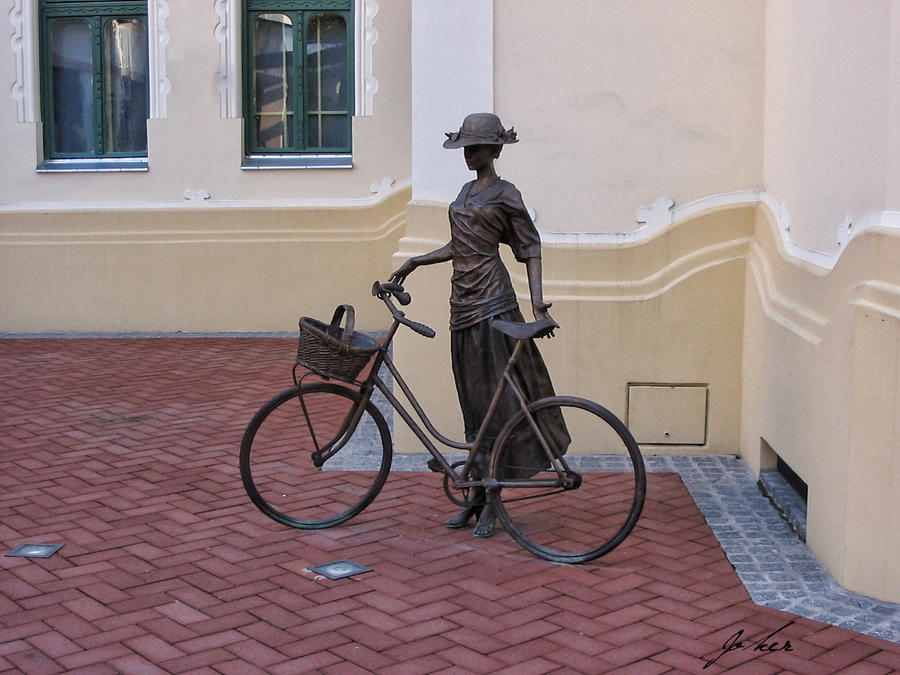 Bicikli i biciklisti - Page 5 Girl_and_bike___Subotica_by_Jokersu