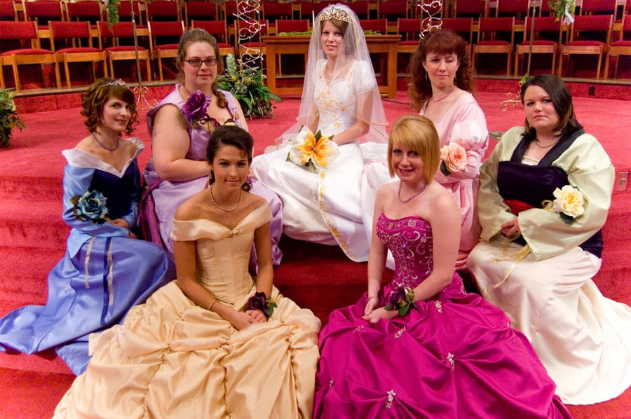 Disney se lance dans la robe de mariée - Page 5 Princess_bridal_party_by_malindachan-d4hj6u4