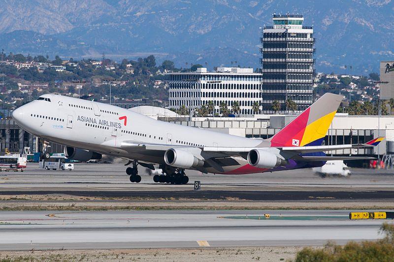 Những thông tin cần biết khi du lịch Hàn Quốc Asiana-airlines-boeing-747400-560