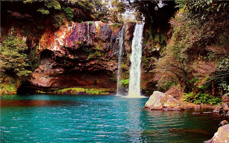 Những thông tin cần biết khi du lịch Hàn Quốc Waterfall-on-jeju-island-korea-166