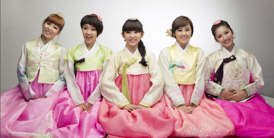 [02.10] Les stars portant le Hanbok pour célébrer Chuseok Image_readtop_2009_512611_1254356761199138