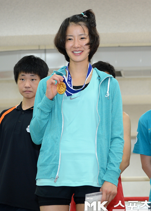 Lee Si Young đoạt Huy chương vàng môn quyền Anh chiều ngày 7.7 Image_readtop_2012_417831_1341643392679817